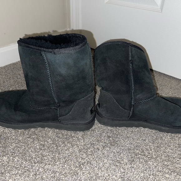 UGGS - Picture 2 of 5